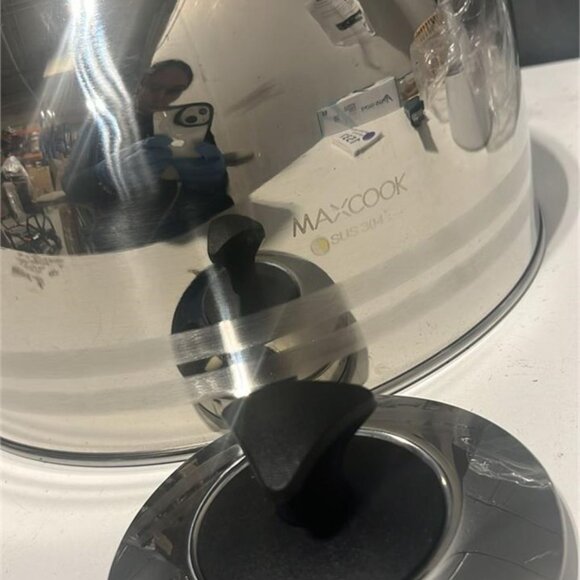 Whistling Tea Kettle - Picture 4 of 8